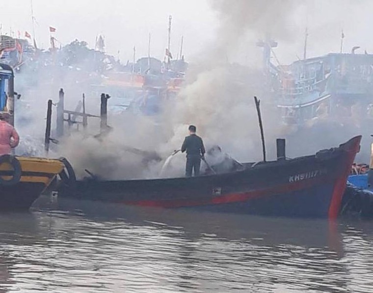 Tàu cá bất ngờ bốc cháy, nhiều thuyền viên thoát chết ảnh 1