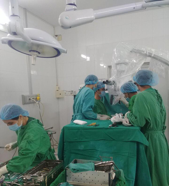 Người đàn ông khốn khổ vì khối u dài 10cm trong tủy sống ảnh 1