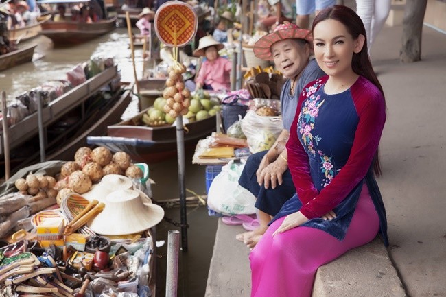 Phi Nhung duyên dáng với áo dài trên xuồng đi chợ nổi ở Thái Lan ảnh 4
