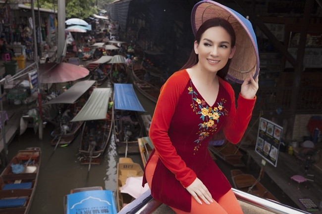 Phi Nhung duyên dáng với áo dài trên xuồng đi chợ nổi ở Thái Lan ảnh 6