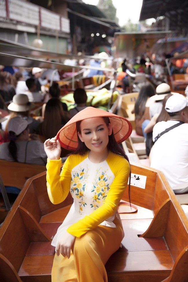 Phi Nhung duyên dáng với áo dài trên xuồng đi chợ nổi ở Thái Lan ảnh 8