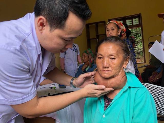 Khối u khổng lồ ‘đeo’ trên cổ người phụ nữ suốt 30 năm ảnh 1