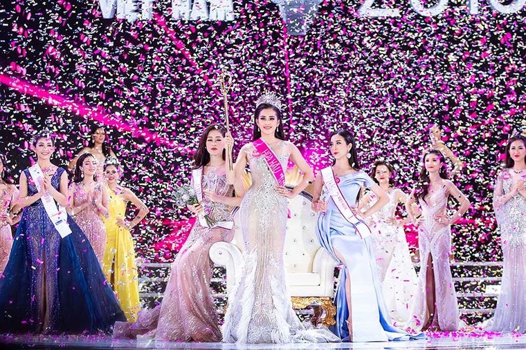 Khoảnh khắc đăng quang xúc động của tân HHVN Trần Tiểu Vy ảnh 2