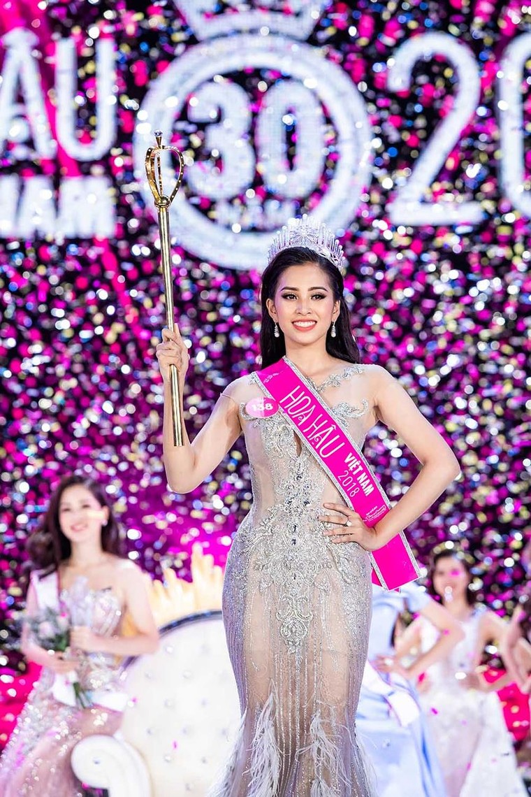 Khoảnh khắc đăng quang xúc động của tân HHVN Trần Tiểu Vy ảnh 3