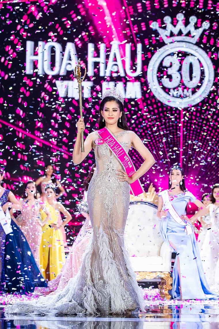 Khoảnh khắc đăng quang xúc động của tân HHVN Trần Tiểu Vy ảnh 7