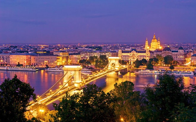 Dòng sông nào chảy qua lãnh thổ của 10 nước và 4 thủ đô của châu Âu?