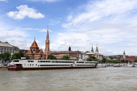 Sông Danube chảy qua lãnh thổ của quốc gia nào sau đây?