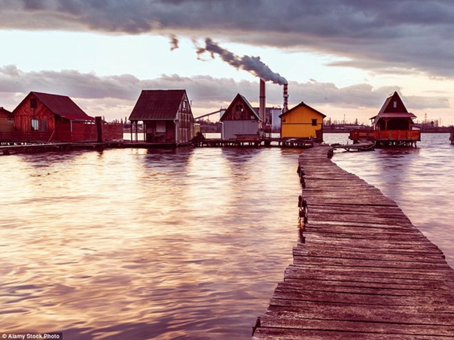 Ngôn ngữ chính thức của Hungary là?