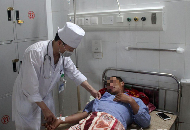 Bị ong vò vẽ đốt, nam thanh niên phải nhập viện cấp cứu ảnh 1