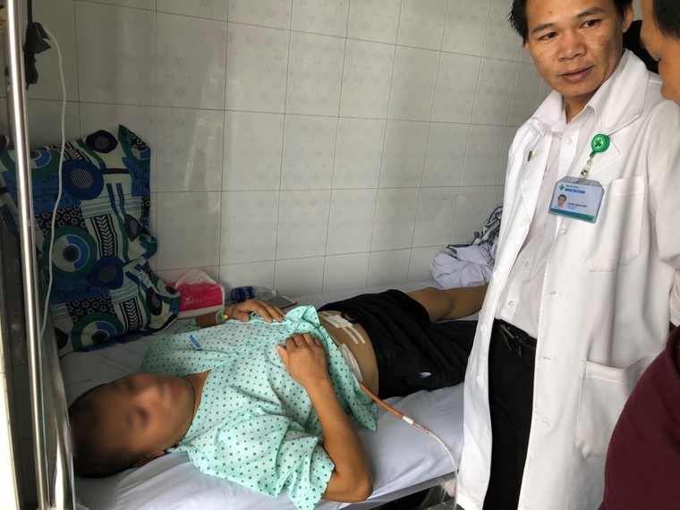 Lấy gần 50 viên sỏi trong túi mật người đàn ông ảnh 1