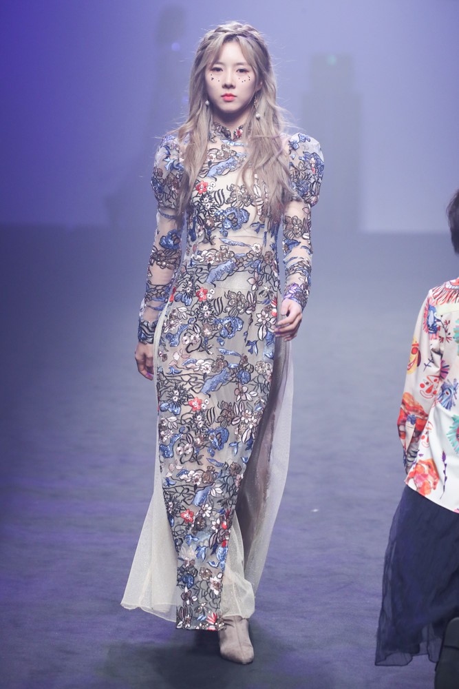 Bộ sưu tập có sự tương đồng lớn với áo dài Việt Nam xuất hiện trên sàn runway của Tuần lễ thời trang nào?