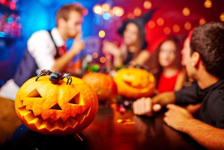 Tên gọi quả bí ngô đặc trưng trong lễ hội Halloween được giải thích bằng câu chuyện dân gian của đất nước nào? 