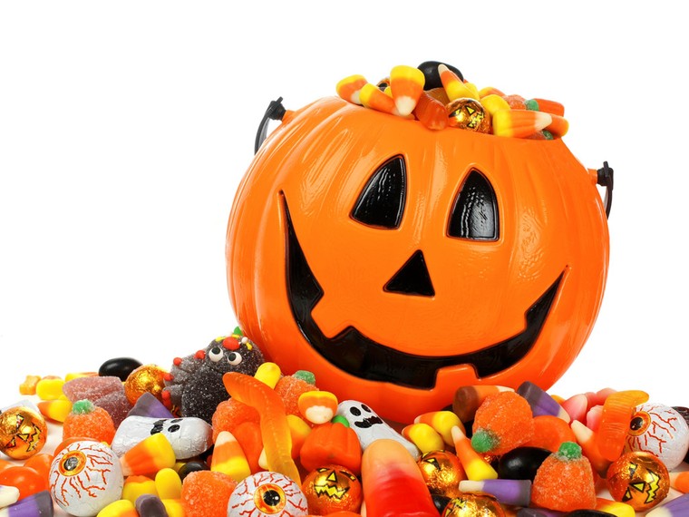 Loại kẹo nào sau đây rất phổ biến trong dịp Halloween ở Mỹ? 