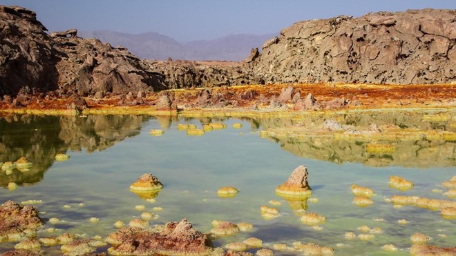 Vùng lõm Danakil với địa hình trũng nhất trên thế giới, có nhiệt độ trung bình cao nhất hành tinh, thuộc địa phận quốc gia nào?