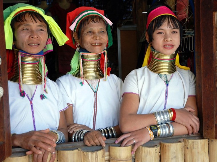 Để có chiếc cổ thon dài, phái đẹp người dân tộc Kayan, Myanmarbắt đầu đeo vòng đồng từ năm mấy tuổi?