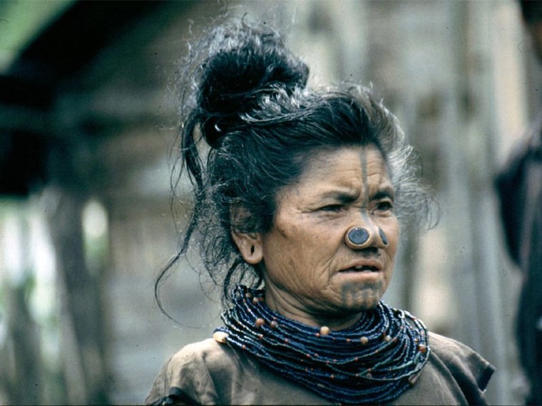 Phụ nữ Apatani (Ấn Độ) đeo đồng xu lên cánh mũi nhằm mục đích gì?