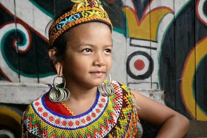 Những chiếc khuyên phụ nữ Dayak (Indonesia) đeo vào để kéo dài hai bên tai làm bằng chất liệu gì?