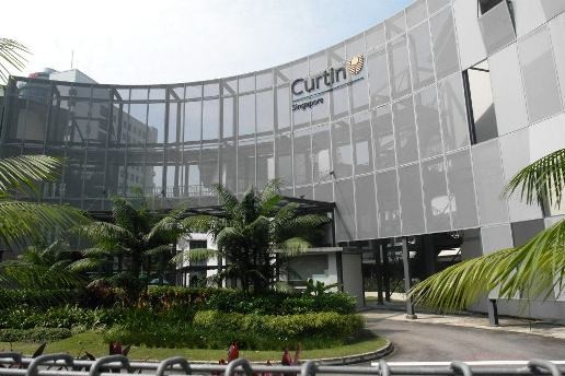 Phương Khánh hiện đang theo học ngành nào tại Đại học Curtin Singapore?