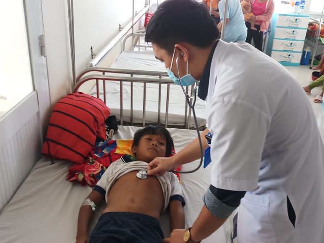 Bắt cóc nướng ăn, 2 trẻ bị ngộ độc, 1 bé tử vong ảnh 1