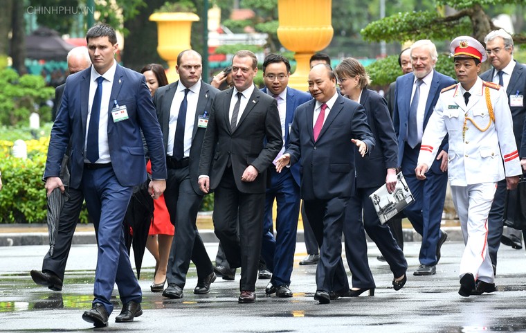 Chùm ảnh: Thủ tướng Nguyễn Xuân Phúc đón Thủ tướng Nga ảnh 1