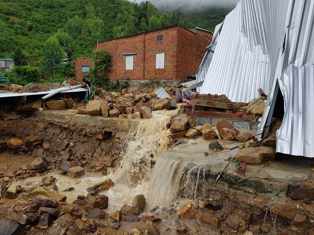 Đoàn giáo viên gặp sạt lở ở Nha Trang, 5 người thương vong ảnh 2