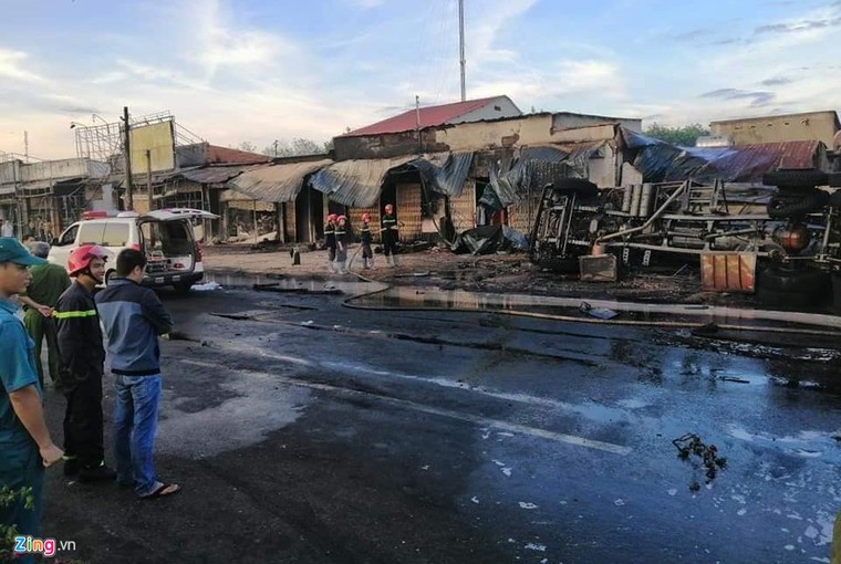 Hiện trường vụ cháy xe bồn chở xăng làm 6 người chết ở Bình Phước ảnh 2