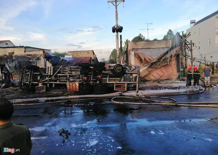 Hiện trường vụ cháy xe bồn chở xăng làm 6 người chết ở Bình Phước ảnh 3