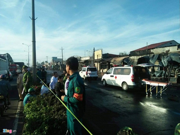 Hiện trường vụ cháy xe bồn chở xăng làm 6 người chết ở Bình Phước ảnh 4