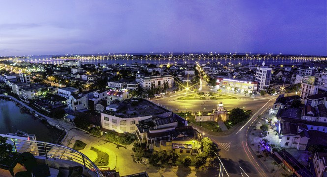 Quảng Bình có bề ngang dài bao nhiêu Km theo đường ngắn nhất tính từ biên giới Lào ra biển Đông?