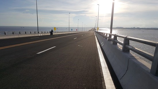 Cầu vượt biển rộng bao nhiêu mét?