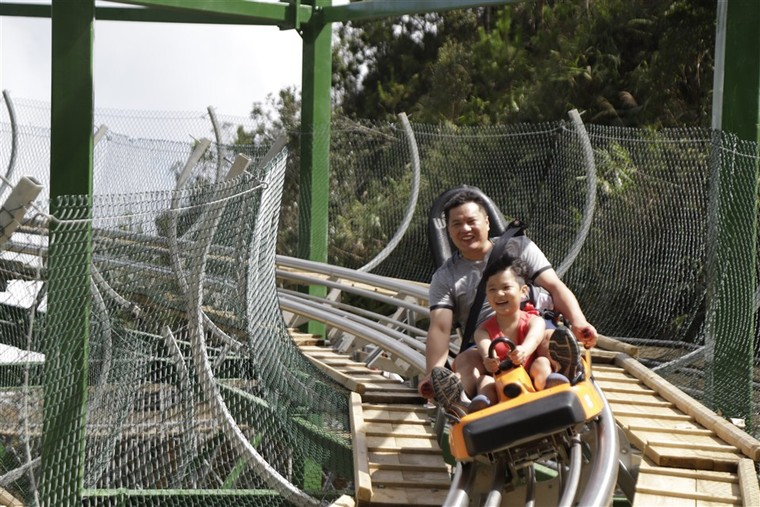 Du khách Hàn Quốc phấn khích thử siêu phẩm đường xe trượt ống 3 vòng xoáy tại Bà Nà ảnh 3