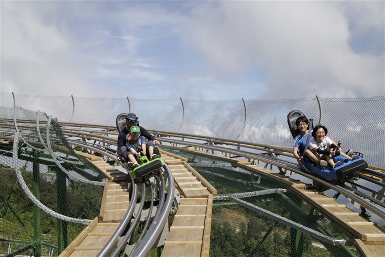 Du khách Hàn Quốc phấn khích thử siêu phẩm đường xe trượt ống 3 vòng xoáy tại Bà Nà ảnh 5