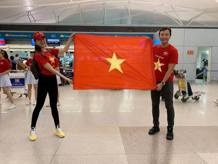 Á hậu Lệ Hằng, MC Bình Minh và dàn sao sang Malaysia cổ vũ Việt Nam ảnh 3