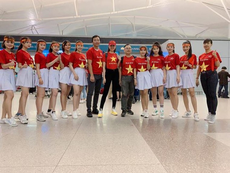 Á hậu Lệ Hằng, MC Bình Minh và dàn sao sang Malaysia cổ vũ Việt Nam ảnh 4