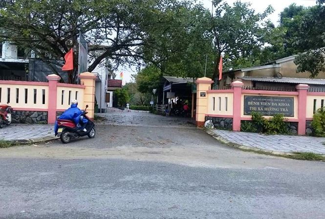 Người nhà bệnh nhân 'bắt đền' bệnh viện vì tai biến bàn tay ảnh 1