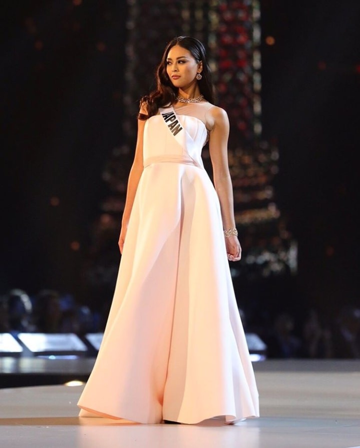 H'Hen Niê gây ấn tượng với màn hất váy cực đẹp mắt trong đêm bán kết 'Hoa hậu Hoàn vũ 2018' ảnh 7