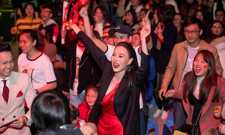 'Quỳnh búp bê' vỡ oà giữa 10.000 sinh viên khi Việt Nam vô địch ảnh 10