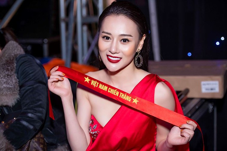 'Quỳnh búp bê' vỡ oà giữa 10.000 sinh viên khi Việt Nam vô địch ảnh 7