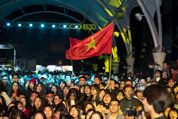 'Quỳnh búp bê' vỡ oà giữa 10.000 sinh viên khi Việt Nam vô địch ảnh 8