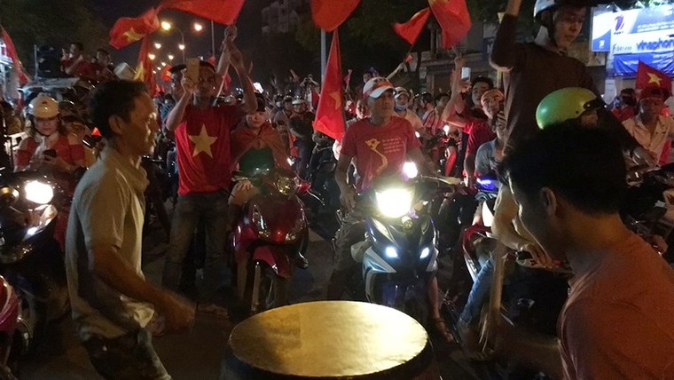 Tai nạn liên tiếp khi đi 'bão', có cả người chết ảnh 1