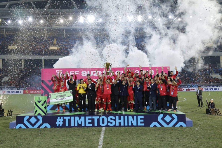 Thủ tướng Nguyễn Xuân Phúc trao cúp vô địch cho Đội tuyển Việt Nam ảnh 1