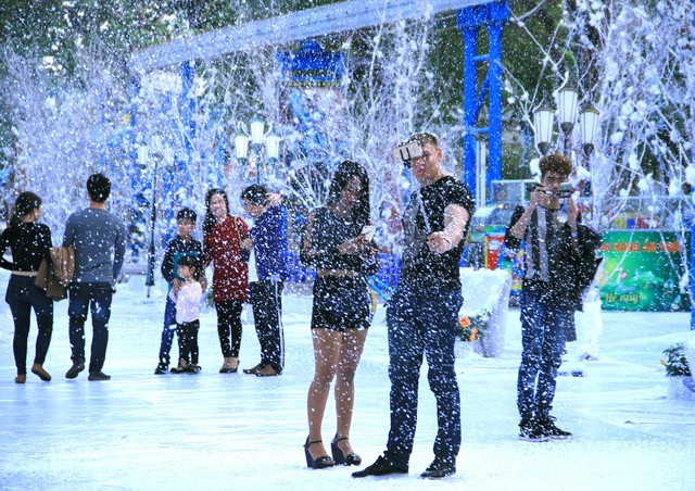 Nơi nào ở Hà Nội có những bông tuyết li ti rơi đẹp quên lối về dịp Noel và năm mới? ảnh 1