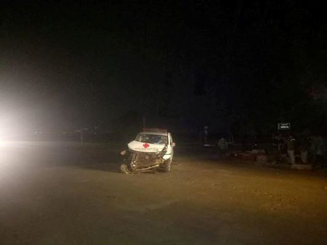 Va chạm với xe tải chở gà, xe cấp cứu nát đầu ảnh 1