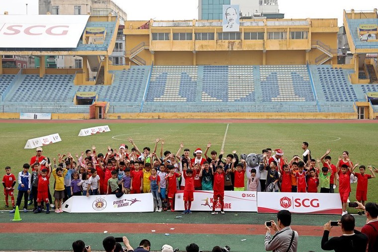 Duy Mạnh, Đức Huy hoá ông già Noel tặng quà fan nhí ảnh 8