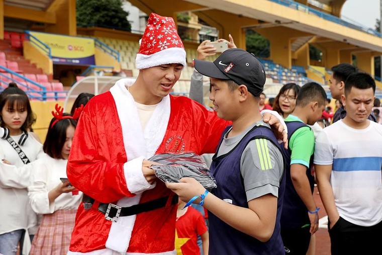 Duy Mạnh, Đức Huy hoá ông già Noel tặng quà fan nhí ảnh 2