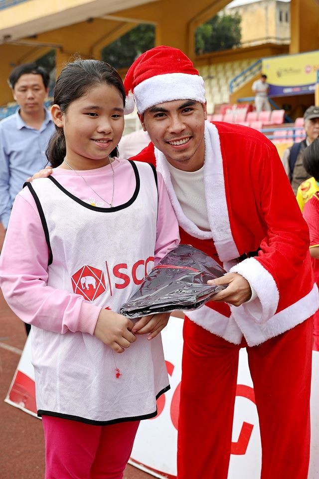 Duy Mạnh, Đức Huy hoá ông già Noel tặng quà fan nhí ảnh 4