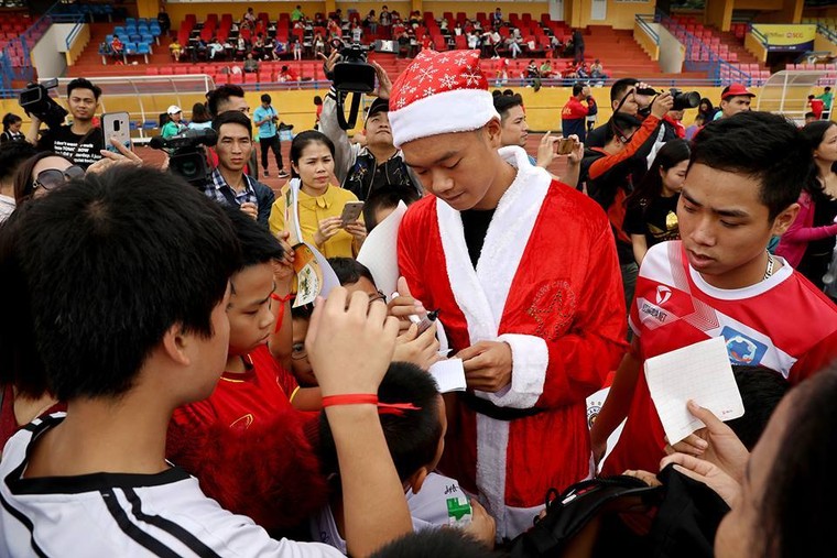 Duy Mạnh, Đức Huy hoá ông già Noel tặng quà fan nhí ảnh 5