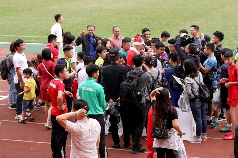 Duy Mạnh, Đức Huy hoá ông già Noel tặng quà fan nhí ảnh 6