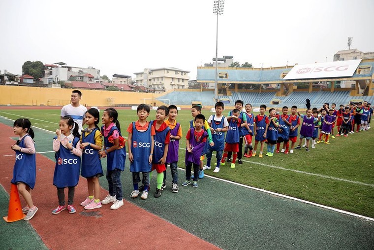 Duy Mạnh, Đức Huy hoá ông già Noel tặng quà fan nhí ảnh 7