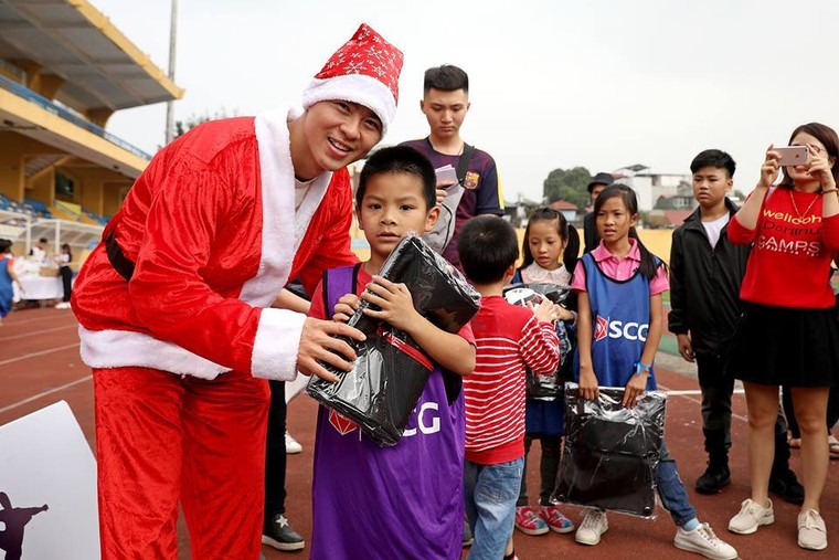 Duy Mạnh, Đức Huy hoá ông già Noel tặng quà fan nhí ảnh 9